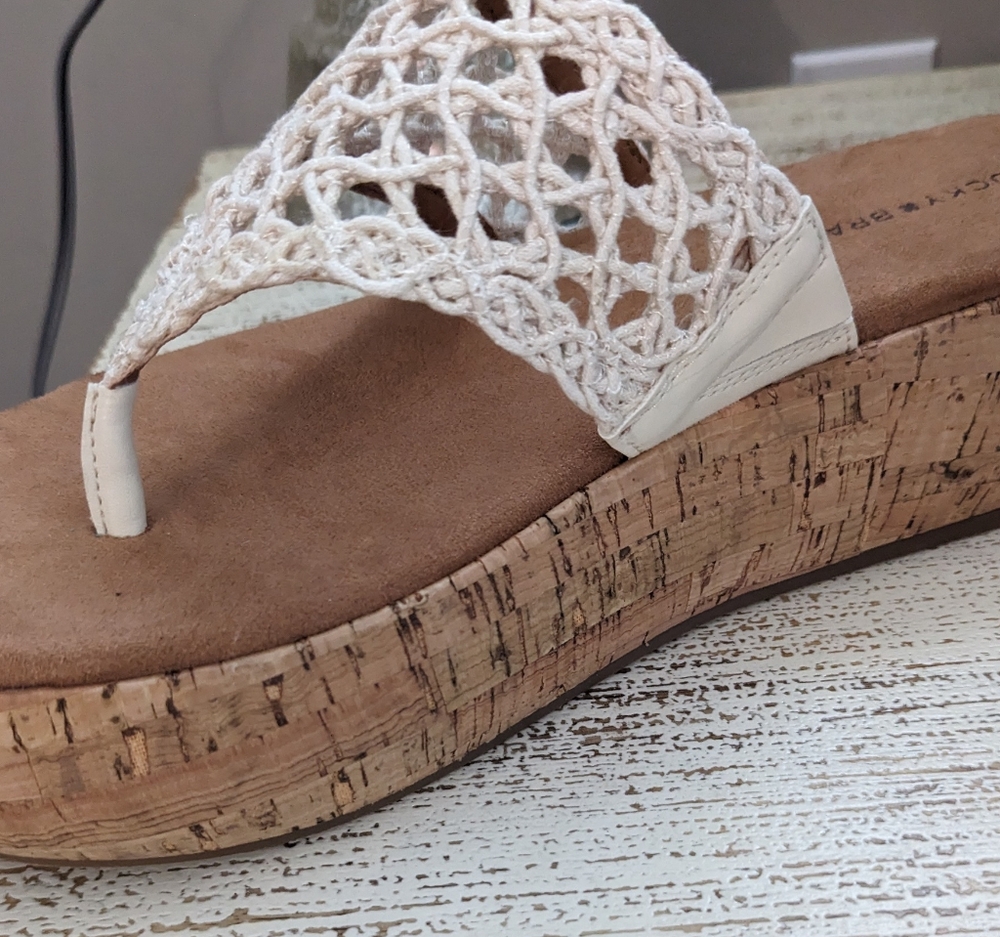 New Lucky Brand, Jaslene Macrame Cork Platform Sandal, Cream & tan. Size 7.5 R